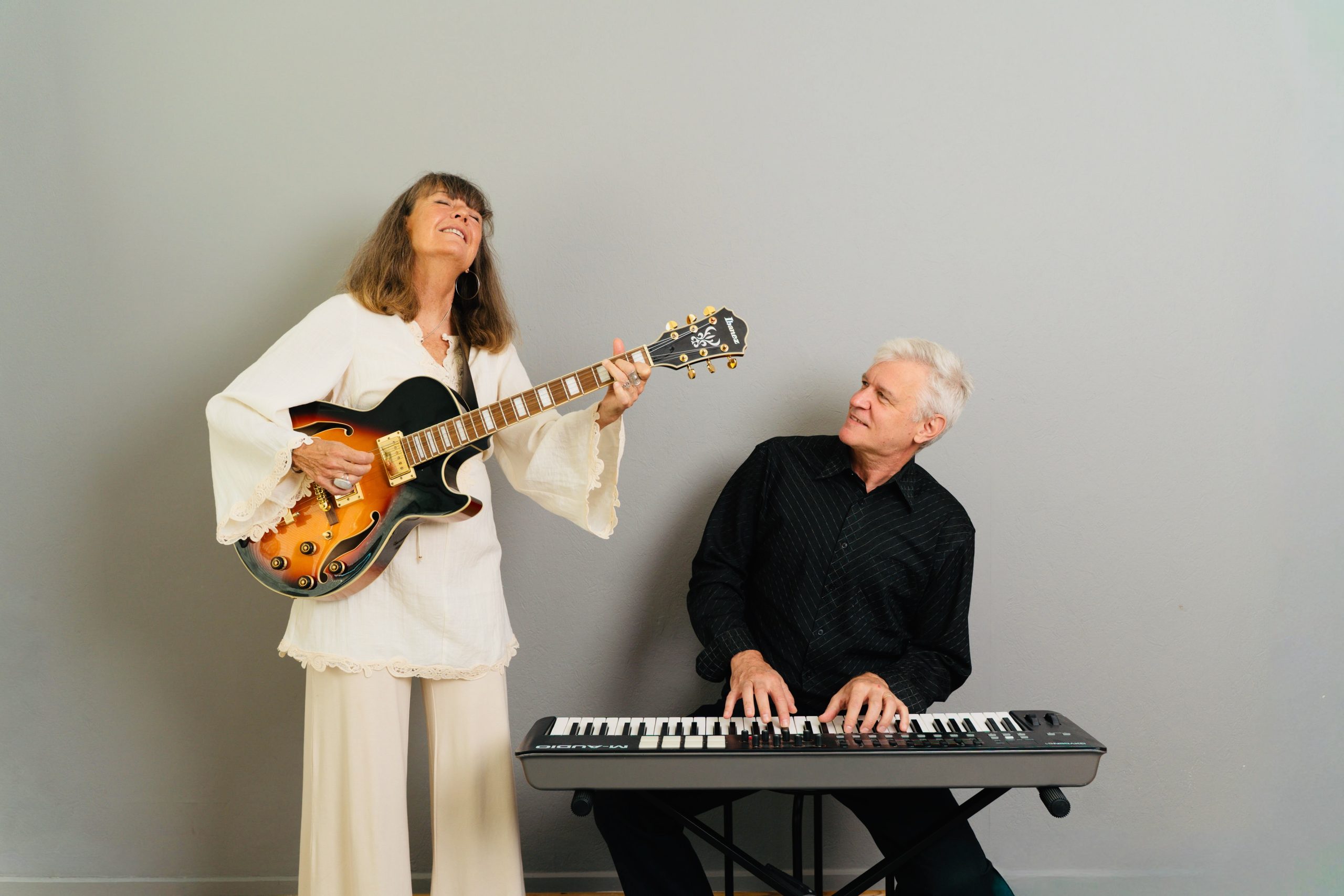 Eva Hillered sjunger med gitarr och Anders Wihk spelar klaviatur, pressbild för musikteatern Rumi & Julia